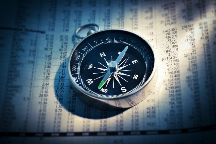 Een financieel adviseur bespreekt een beleggingsplan met een klant aan tafel
