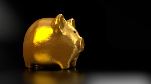 Persoon vergelijkt depositorentes en bankopties aan een bureau
