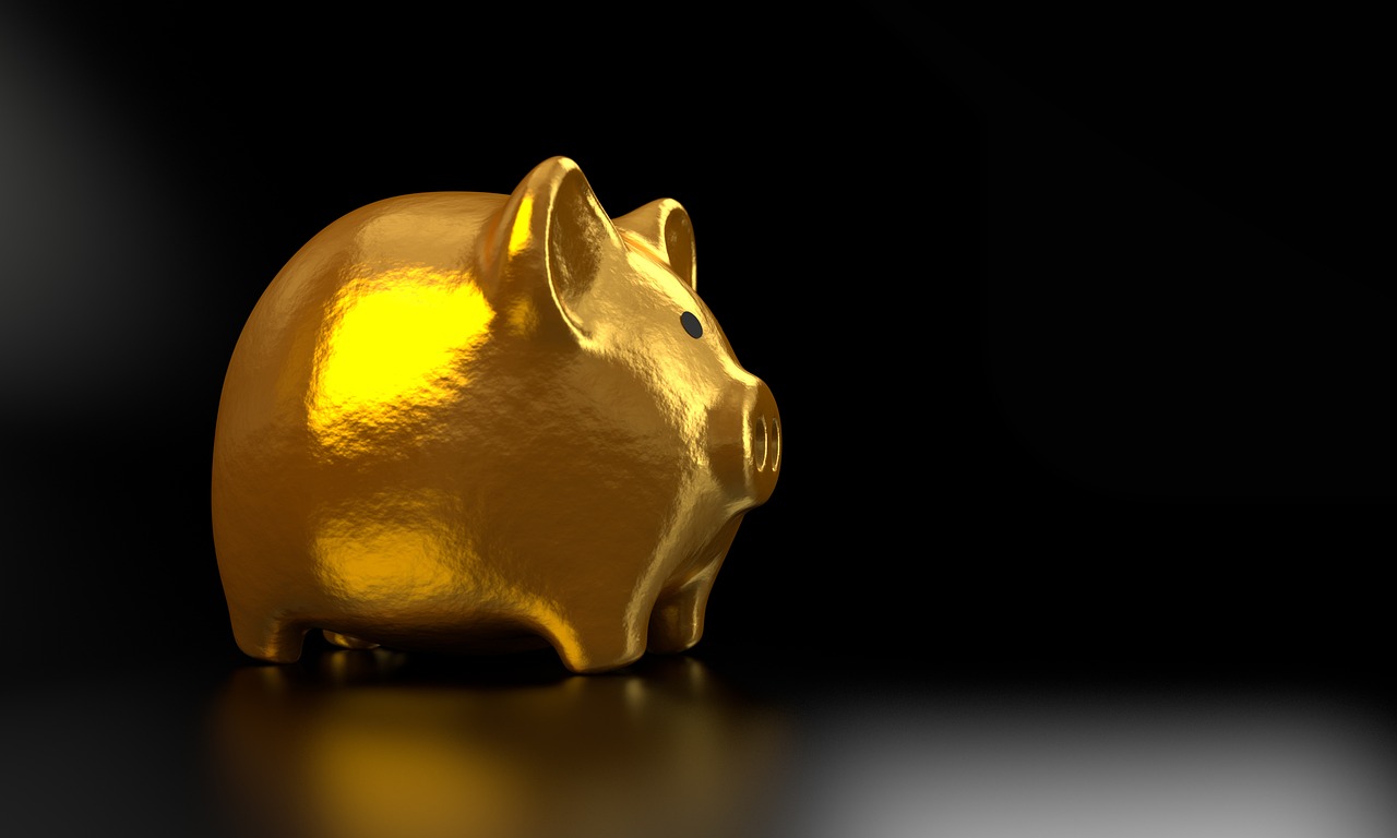 Persoon vergelijkt depositorentes en bankopties aan een bureau