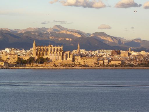 Wit vakantieappartement aan de Spaanse kust met uitzicht op zee