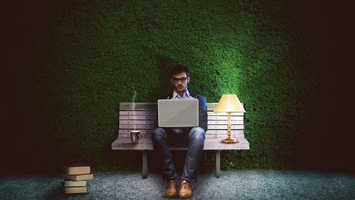 Persoon die ETF-koersen bekijkt op laptop met bankapp open