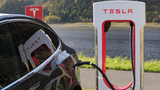 Elektrische auto die oplaadt bij een laadpaal