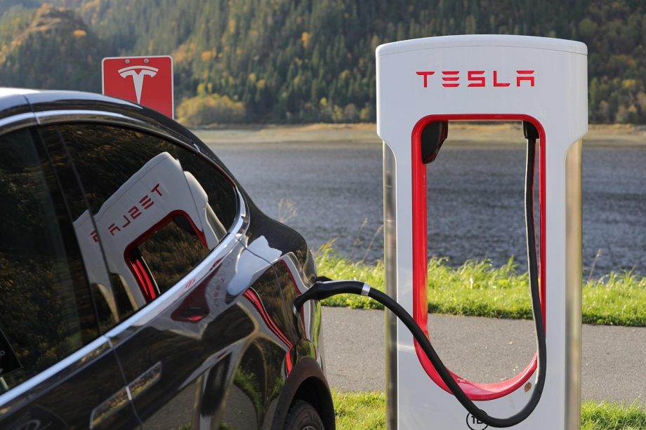 Elektrische auto die oplaadt bij een laadpaal