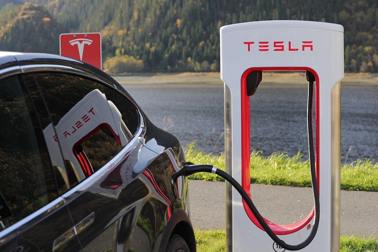 Elektrische auto die oplaadt bij een laadpaal