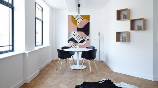 Huissleutels liggend op een tafel bij het tekenen van een koopovereenkomst