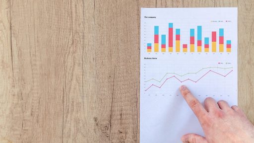 Ondernemer die beleggingsoverzicht bekijkt op laptop aan een bureau