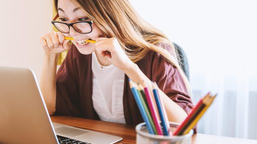 Persoon die financiële overzichten bekijkt op een laptop aan een bureau