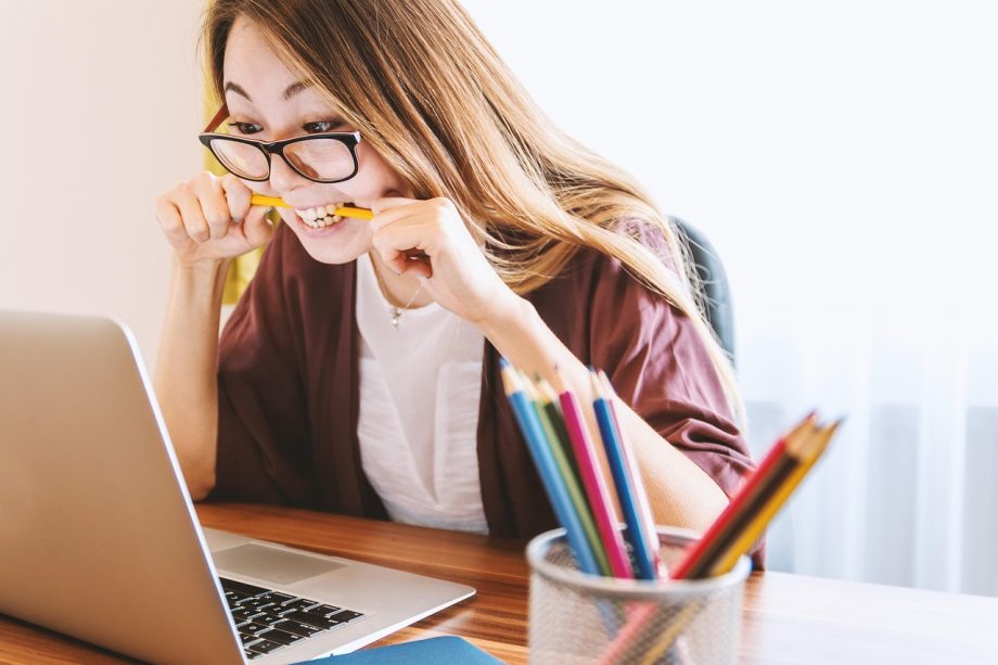 Persoon die financiële overzichten bekijkt op een laptop aan een bureau