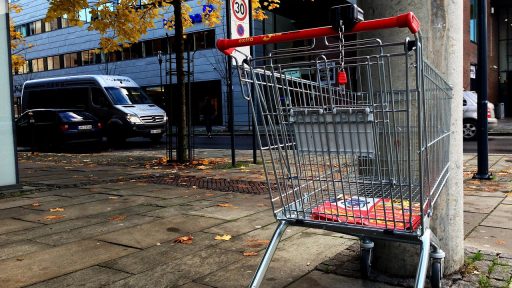 Boodschappenkar bij supermarkt met spaarpas voor loyaliteitspunten