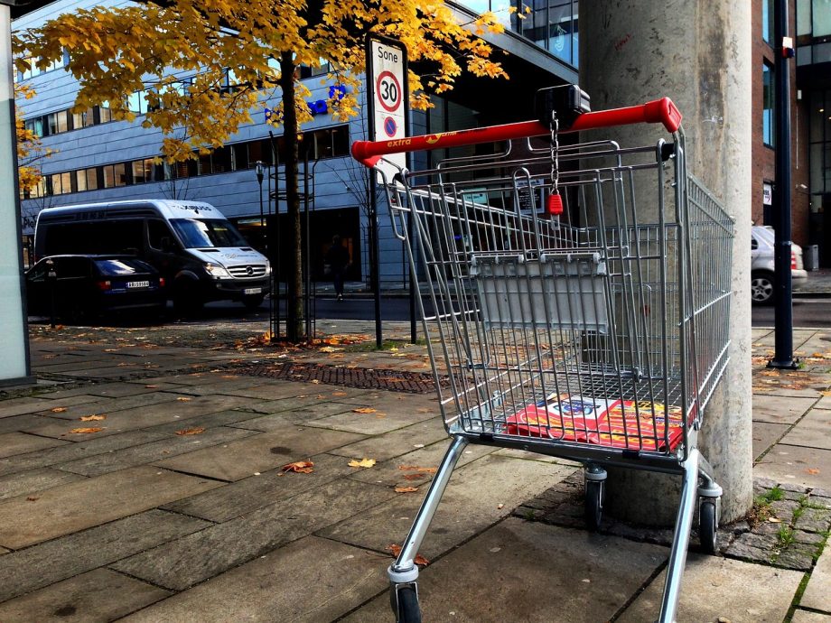 Boodschappenkar bij supermarkt met spaarpas voor loyaliteitspunten