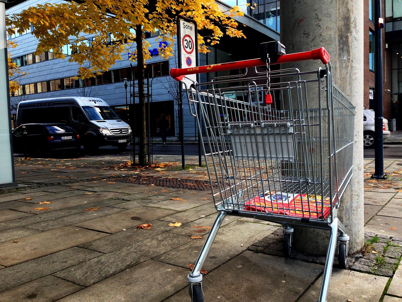 Boodschappenkar bij supermarkt met spaarpas voor loyaliteitspunten