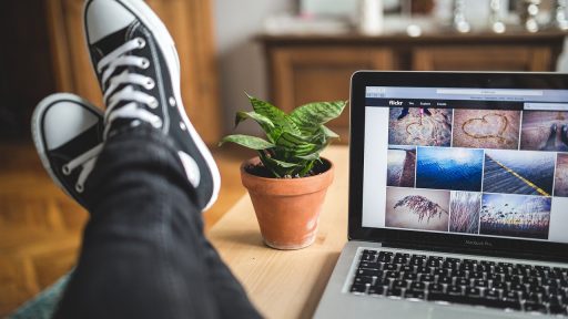 Zzp'er werkt geconcentreerd op laptop aan opdracht