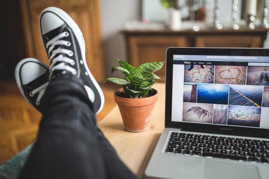 Zzp'er werkt geconcentreerd op laptop aan opdracht