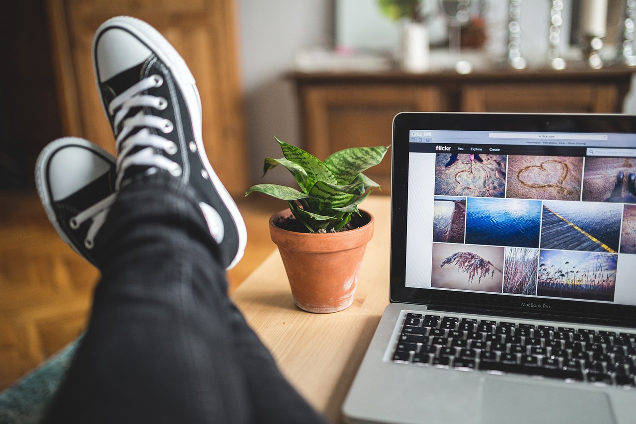 Zzp'er werkt geconcentreerd op laptop aan opdracht