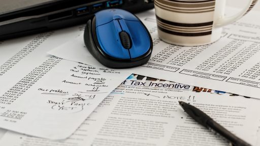 Belastingcontroleur die administratie en documenten bestudeert aan een bureau