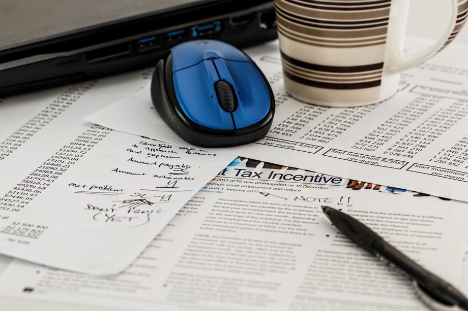 Belastingcontroleur die administratie en documenten bestudeert aan een bureau