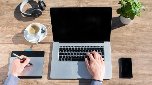 Freelancer werkt geconcentreerd achter een laptop in een thuiskantoor