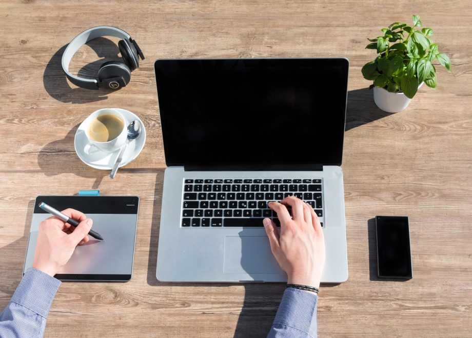 Freelancer werkt geconcentreerd achter een laptop in een thuiskantoor