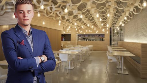 Een restauranthouder die kosten doorrekent achter de bar met papieren en een rekenmachine