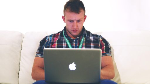 Freelancer werkt aan laptop aan keukentafel en verstuurt internationale facturen
