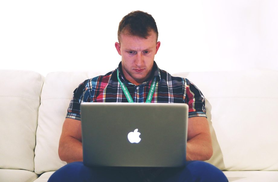 Freelancer werkt aan laptop aan keukentafel en verstuurt internationale facturen