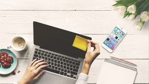 Persoon werkt vanuit huis achter een laptop, bezig met ondernemen naast een uitkering