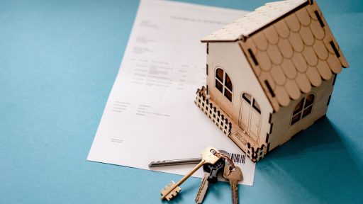 Mensen in vergadering bespreken coöperatieve eigendomsstructuur voor een hypotheek