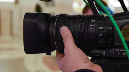 Televisiestudio met camera's en professionele verlichting als symbool voor de entertainmentindustrie