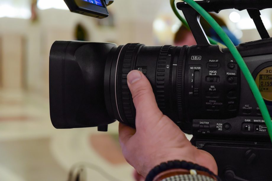 Televisiestudio met camera's en professionele verlichting als symbool voor de entertainmentindustrie