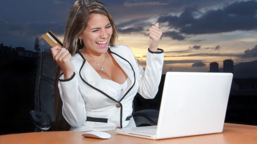 Persoon die op een laptop online aan het winkelen is en spaart met cashback