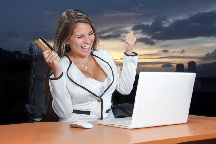 Persoon die op een laptop online aan het winkelen is en spaart met cashback