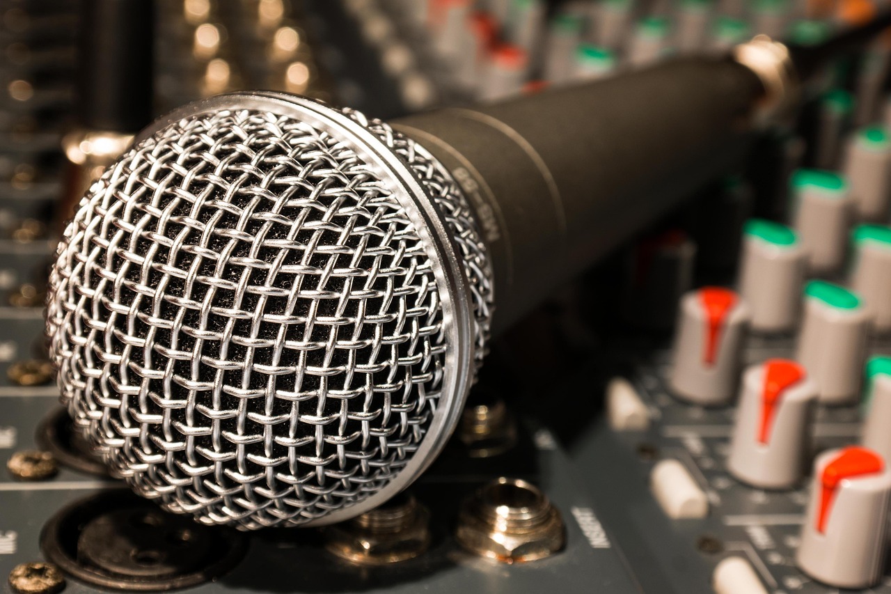 Presentator met microfoon in een tv-studio, symbool voor inkomsten uit televisie en entertainment