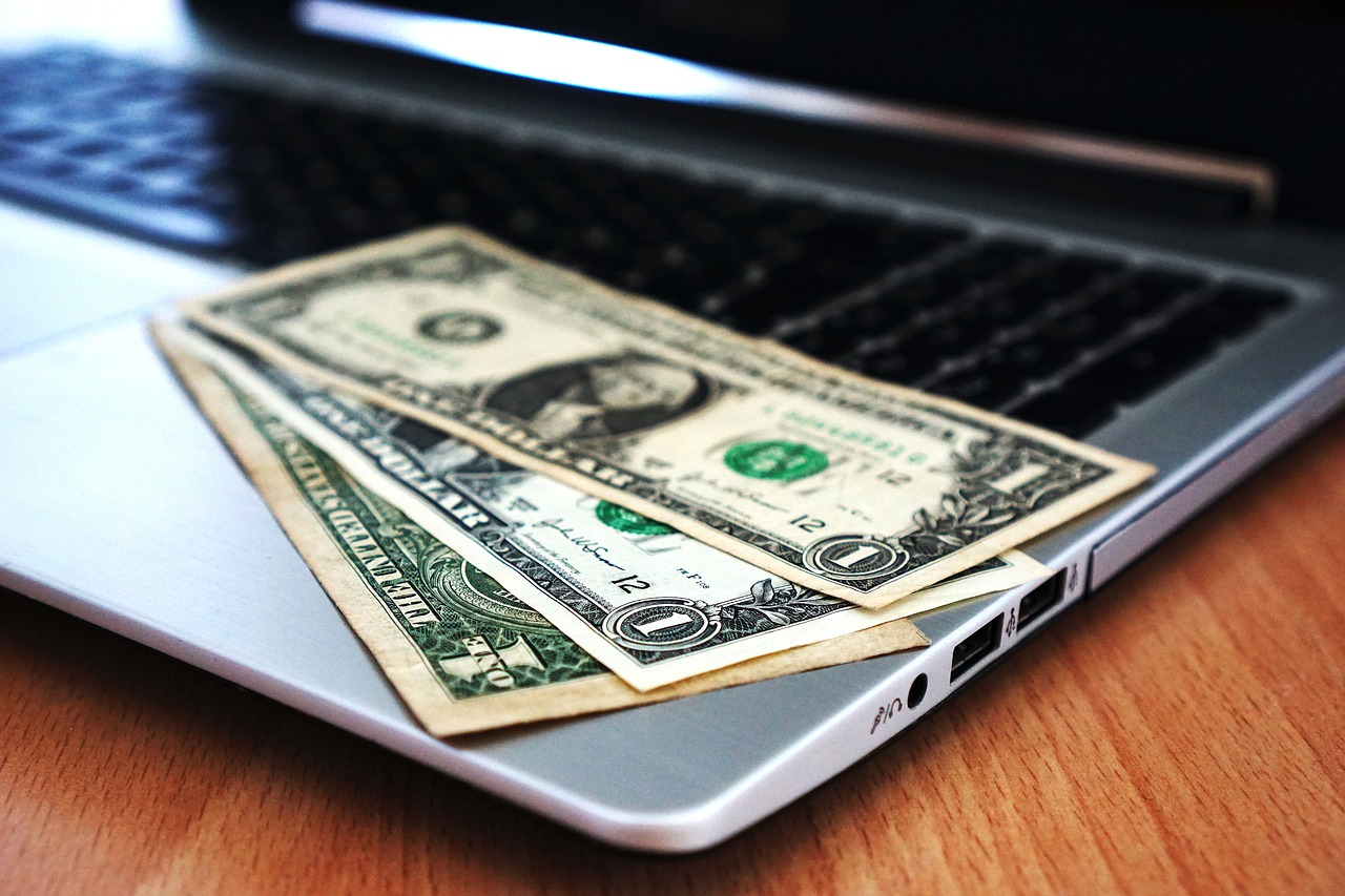 Freelance muzikant die zijn financiën bijhoudt aan een bureau met facturen en een laptop