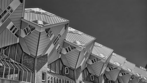Straat met appartementsgebouwen in Rotterdam