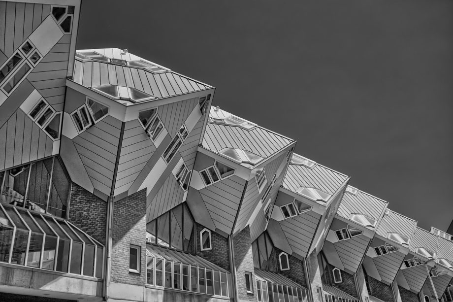 Straat met appartementsgebouwen in Rotterdam