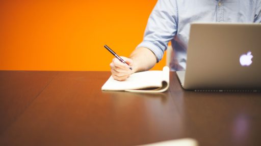 Zzp'er werkt achter laptop aan tariefonderbouwing