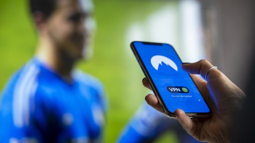 Persoon die beleggingsportfolio bekijkt op smartphone