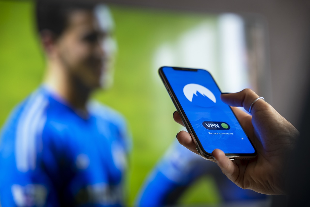 Persoon die beleggingsportfolio bekijkt op smartphone