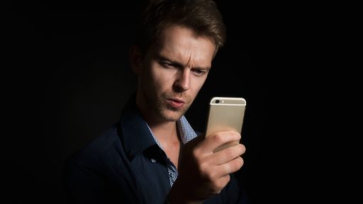 Persoon die een crypto-app controleert op zijn telefoon