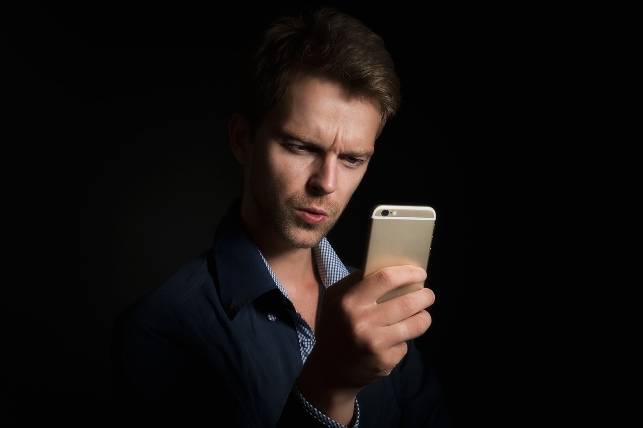 Persoon die een crypto-app controleert op zijn telefoon