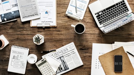 Oprichter van een startup die financiële documenten bestudeert aan een bureau