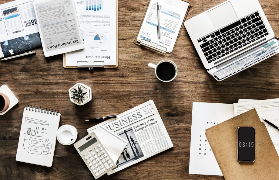 Oprichter van een startup die financiële documenten bestudeert aan een bureau