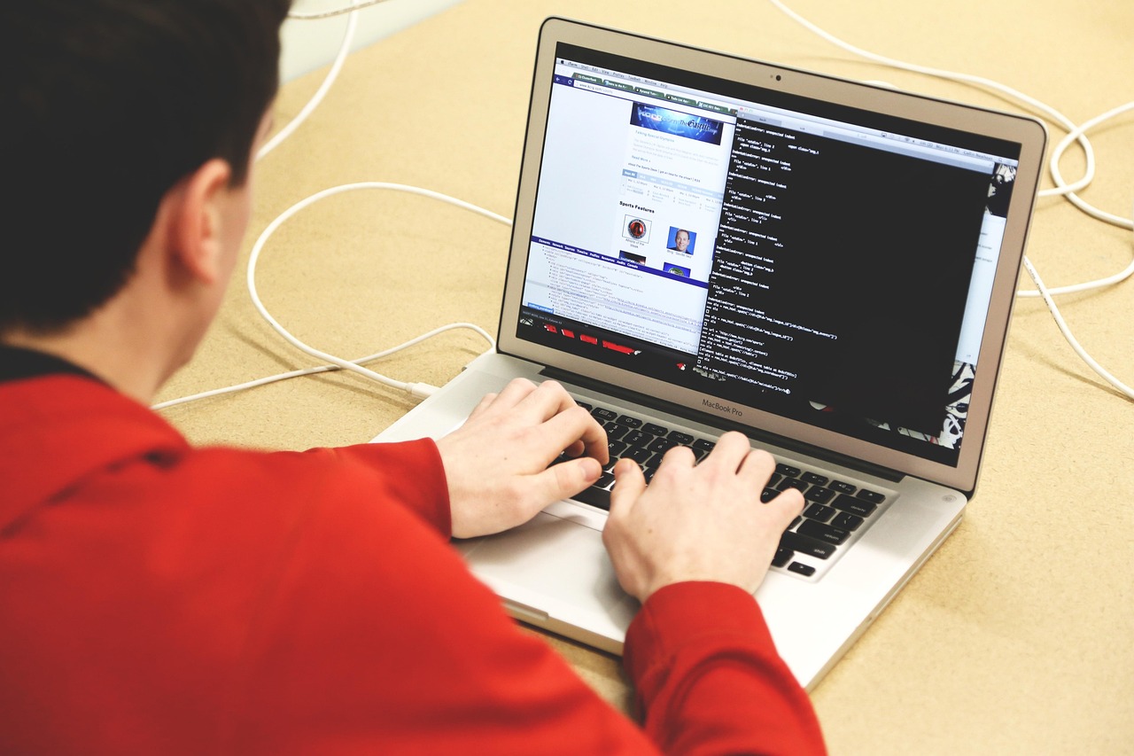 Zzp'er werkt aan laptop aan keukentafel en vergelijkt AOV-opties