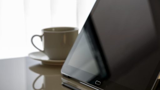 Analist bekijkt financiële data en grafieken op computerschermen voor beleggingsbeslissingen