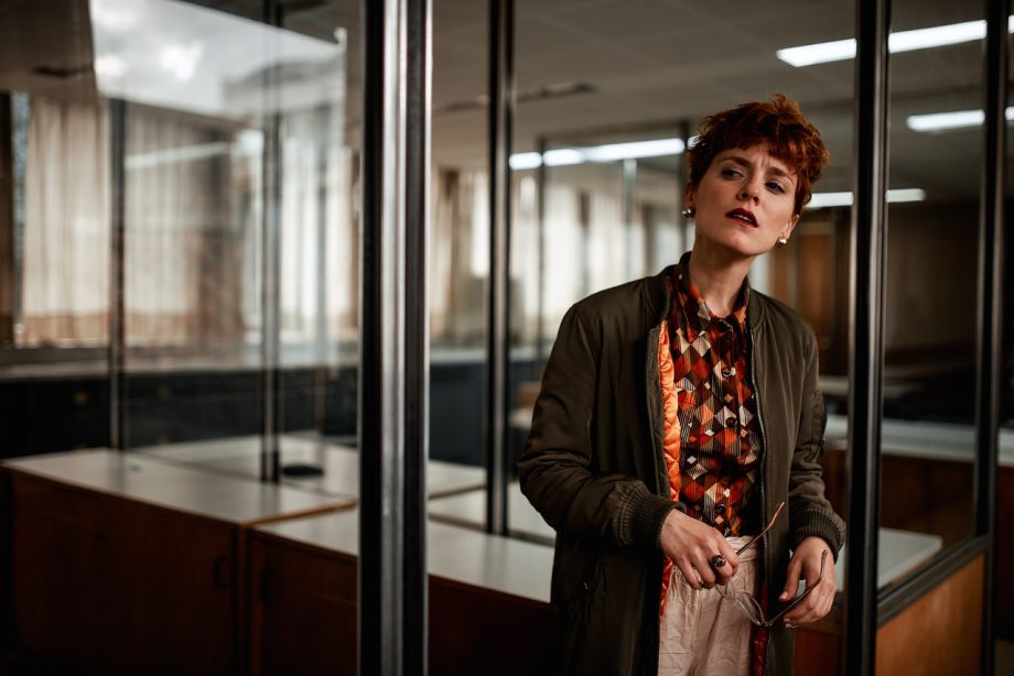 Persoon leest arbeidscontract aandachtig door aan bureau
