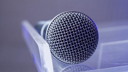 Microfoons opgesteld bij een entertainment persconferentie