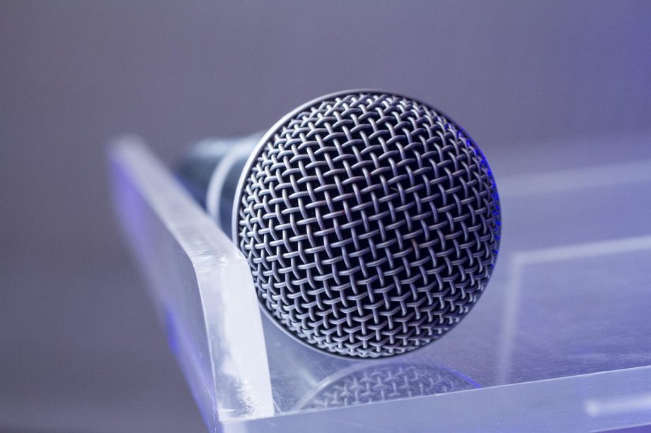Microfoons opgesteld bij een entertainment persconferentie