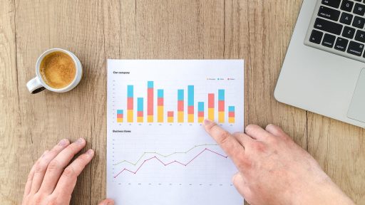 Persoon bekijkt ETF-beleggingsportefeuille op laptop