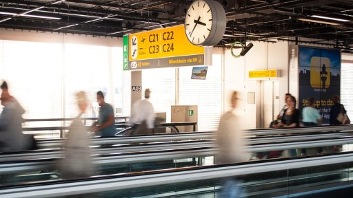 Passagiers die via een gate aan boord gaan van een vliegtuig op een luchthaven