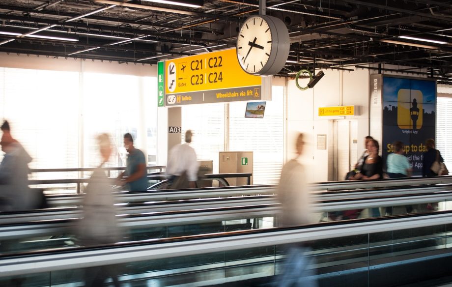 Passagiers die via een gate aan boord gaan van een vliegtuig op een luchthaven